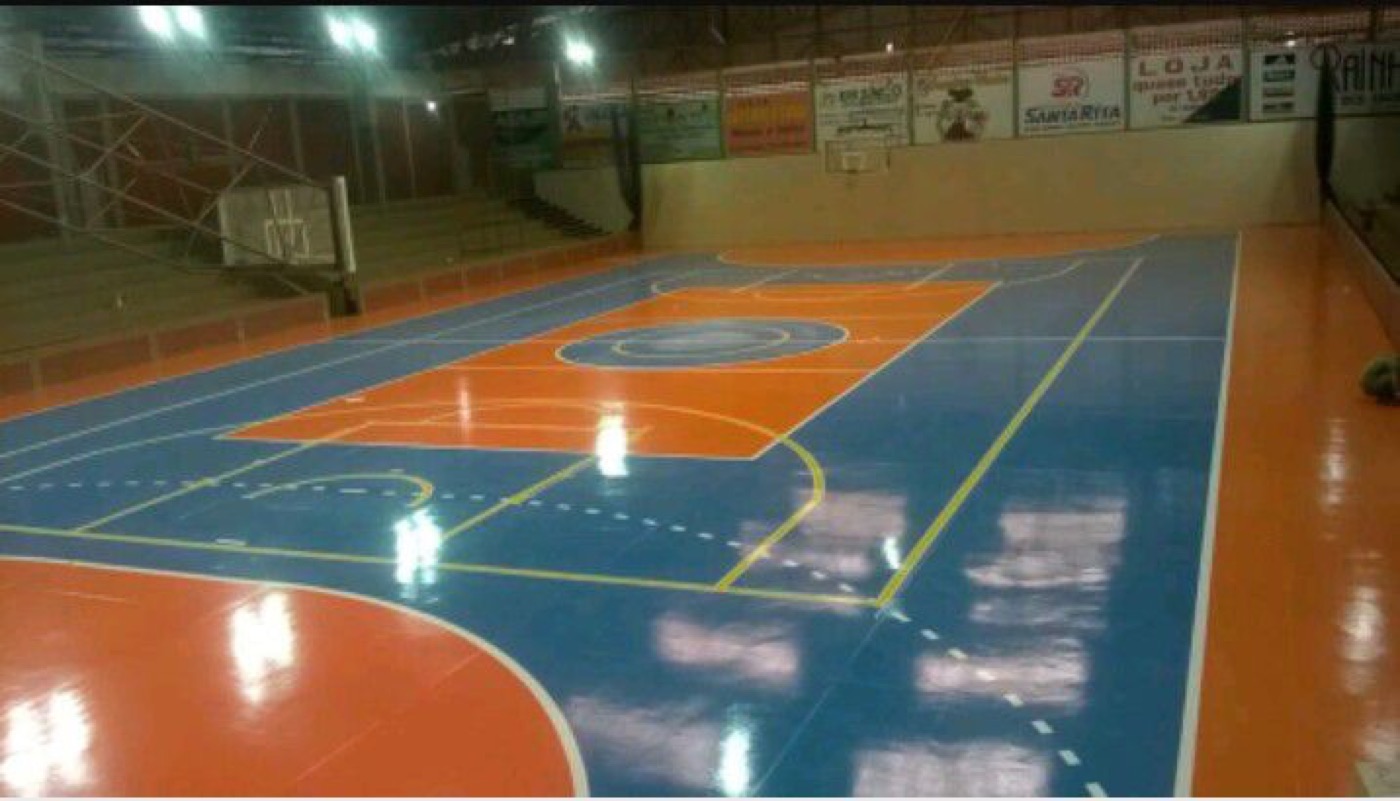 Quadra poliesportiva pintada em azul e laranja