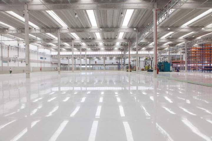 Piso epóxi industrial com acabamento brilhante