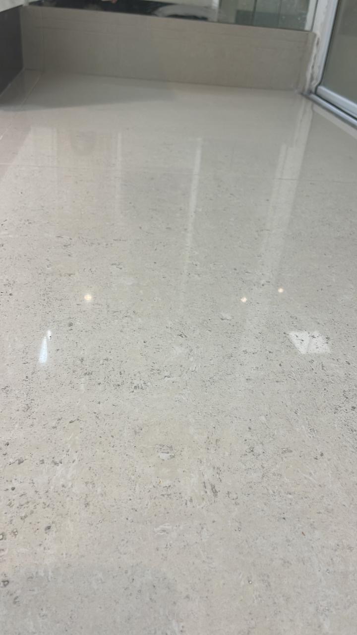Piso claro polido com acabamento brilhante