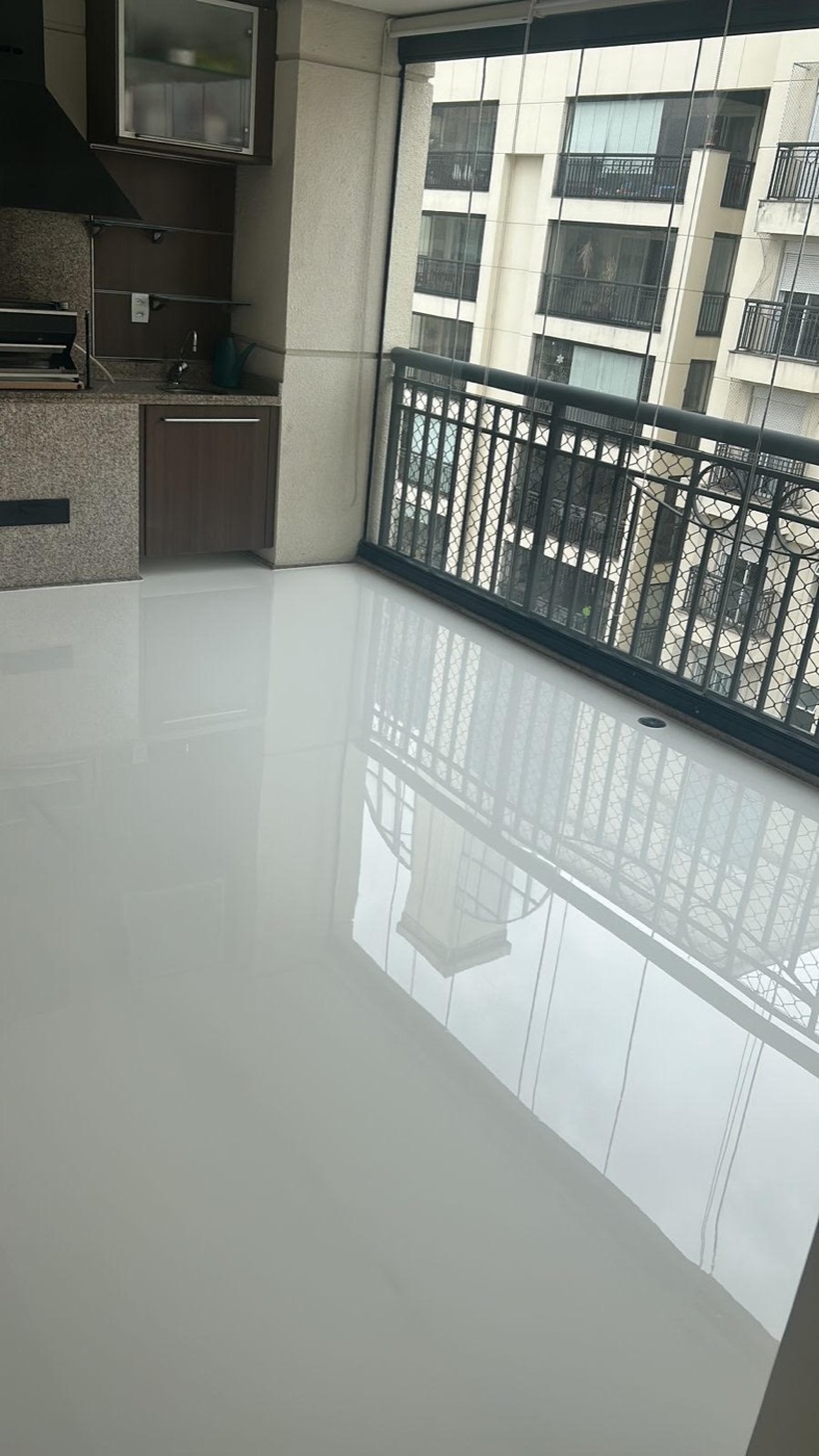 Porcelanato líquido com acabamento espelhado em sala residencial