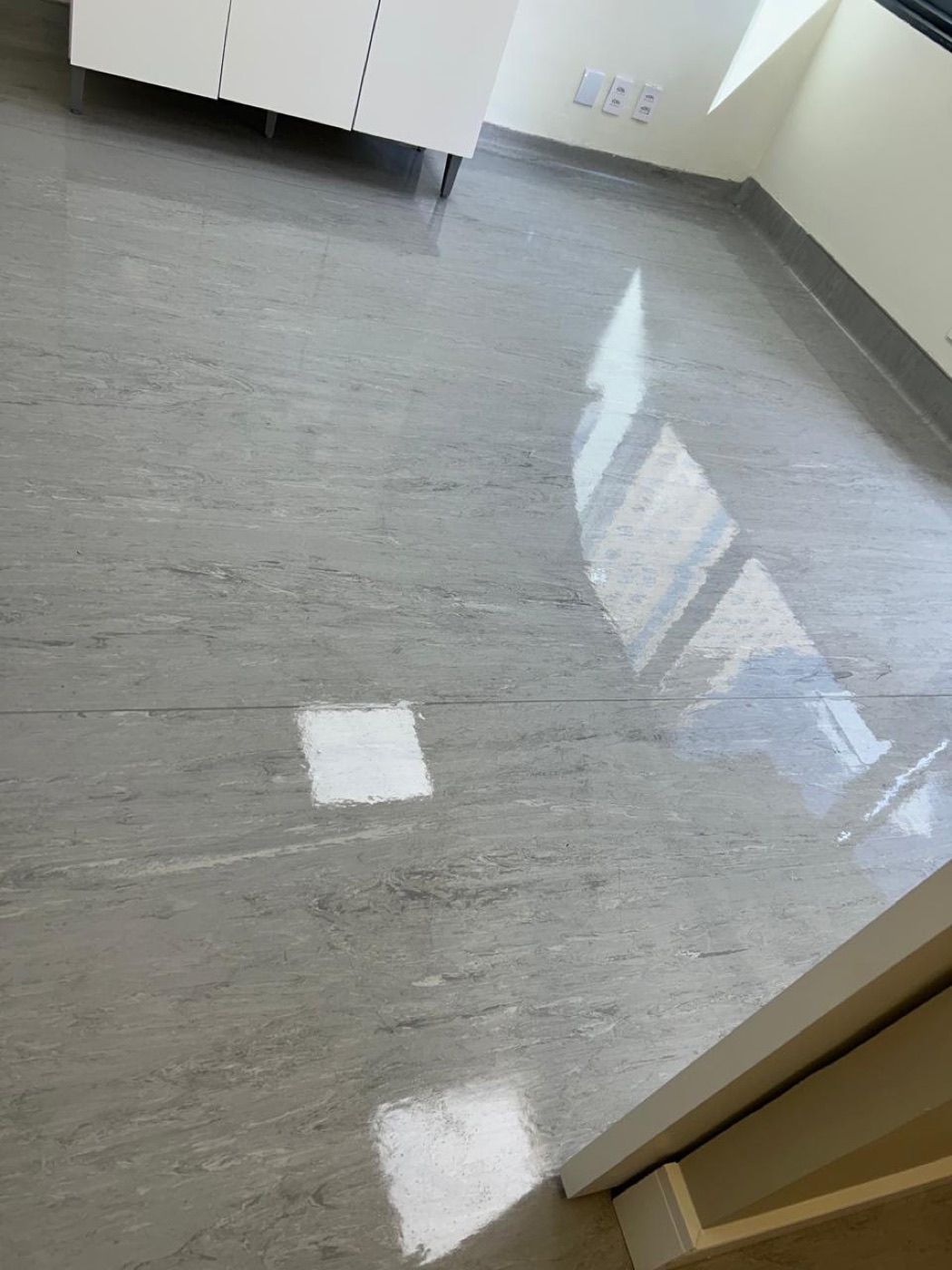 Área residencial com piso preparado para restauração