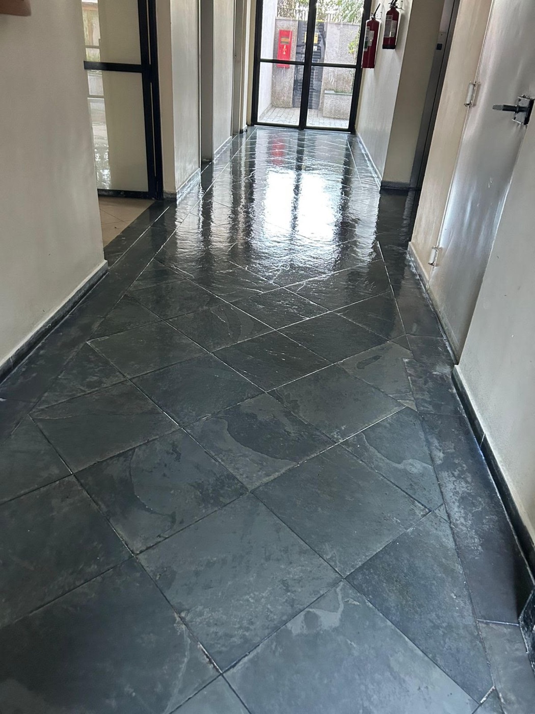 Piso escuro revitalizado em corredor